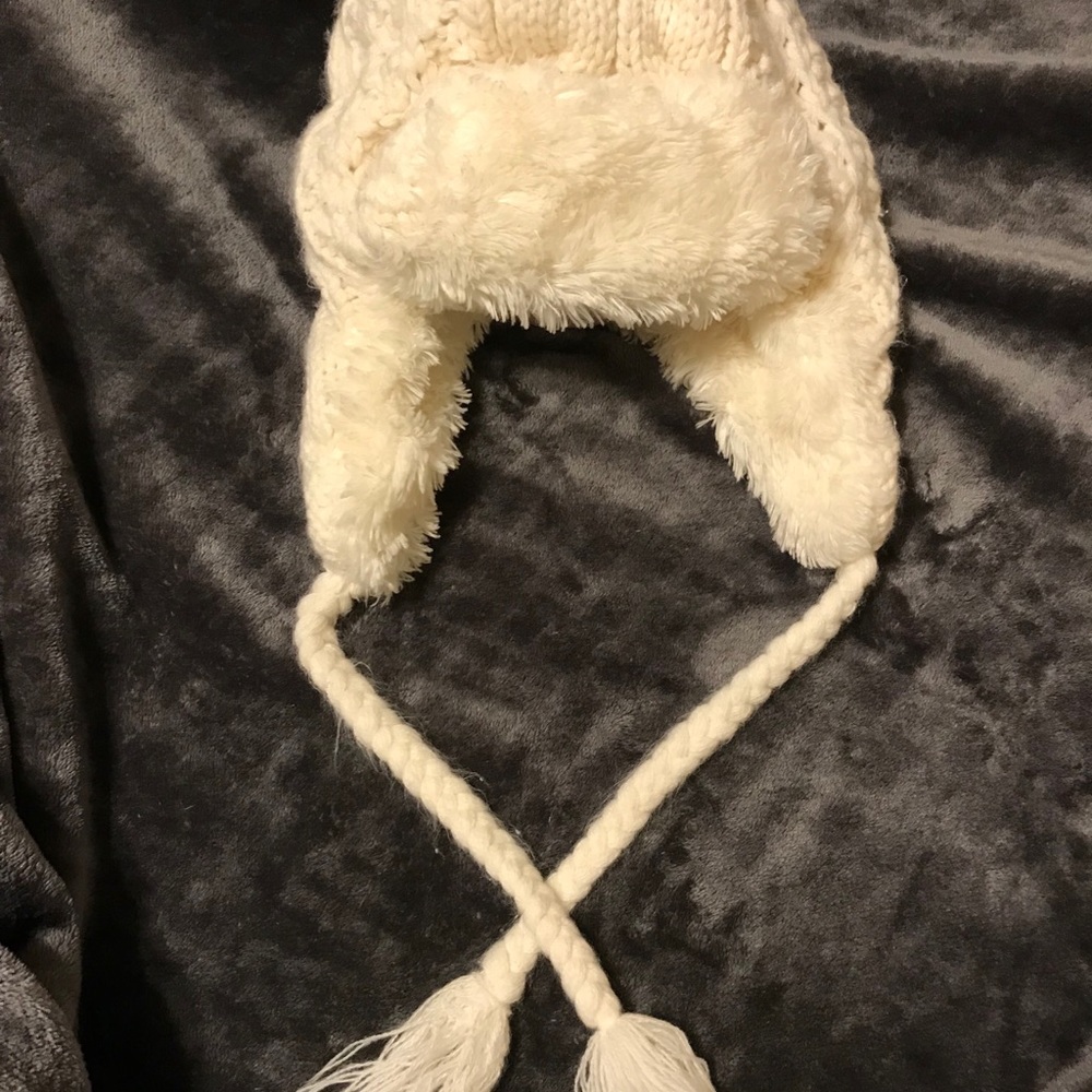 Aeropostale cream knit fuzzy hat hat.